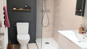 Baignoire, sĂšche-cheveux, savon, shampoing