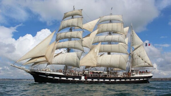 A large sailing ship with multiple masts and sails, carrying passengers. - Arcachon: One-bedroom apartment right on the beach * Close to downtown; Internet; parking; air conditioning; 2 bicycles (Arcachon)