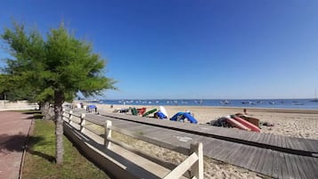 Rannalla, aurinkotuoleja