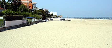 Accommodatie ligt op het strand, ligstoelen