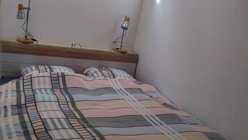 2 bedrooms, iron/ironing board, WiFi