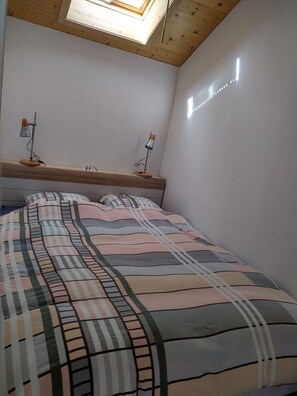 2 bedrooms, iron/ironing board, WiFi