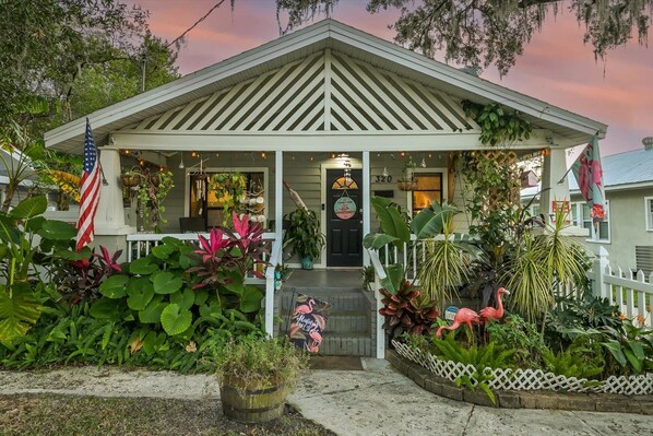 Exterior detail - 🦩Flamingo Haven! Luxury Home with Private Heated Pool and Amenities Galore! (Tampa)