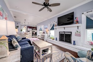 Smart TV, fireplace, ping pong, books - 🦩Flamingo Haven! Luxury Home with Private Heated Pool and Amenities Galore! (Tampa)