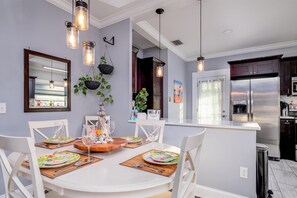 Dining - 🦩Flamingo Haven! Luxury Home with Private Heated Pool and Amenities Galore! (Tampa)