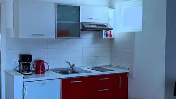 Kühlschrank, Herdplatte, Wasserkocher mit Kaffee-/Teezubehör, Hochstuhl
