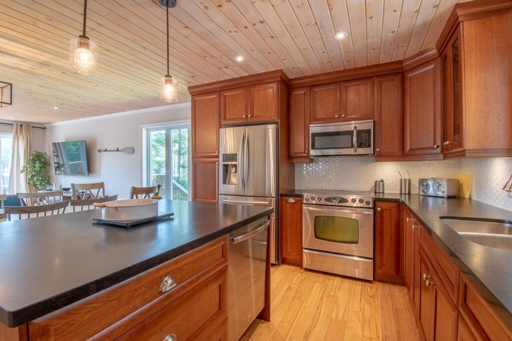 Jääkaappi, mikroaaltouuni, uuni, liesi