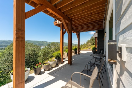 Terrace/patio. Perched on the Edge! Stunning Bluff with Wide River Views @ Kalama Oaks Lodge