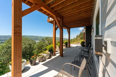 Perched on the Edge! Stunning Bluff with Wide River Views @ Kalama Oaks Lodge