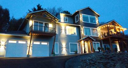 Perched on the Edge! Stunning Bluff with Wide River Views @ Kalama Oaks Lodge