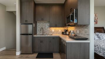 Fridge, microwave, stovetop, dishwasher