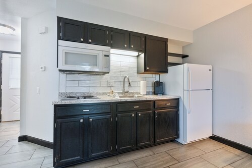 Beautifully Remodeled Walk-in Studio!Pet-Friendly 15 mins to Silver Dollar City 