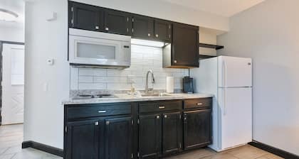 Beautifully Remodeled Walk-in Studio!Pet-Friendly 15 mins to Silver Dollar City
