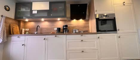 Geladeira, fogão, lava-louças, torradeira