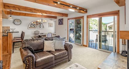 Charming 2BR/2BA Snowmass Condo with Shared Hot Tub