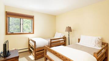 2 habitaciones, tabla de planchar con plancha y cuna de viaje