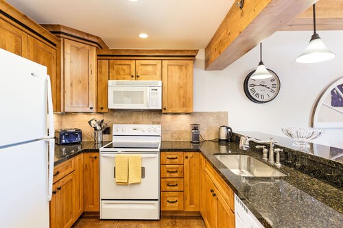 Charming 2BR/2BA Snowmass Condo with Shared Hot Tub