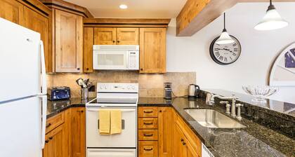 Charming 2BR/2BA Snowmass Condo with Shared Hot Tub