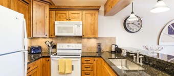 Charming 2BR/2BA Snowmass Condo with Shared Hot Tub