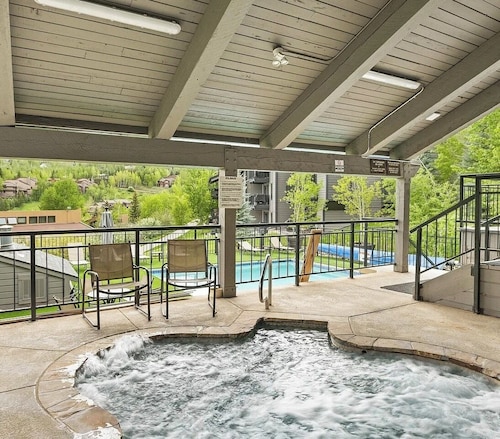 Charming 2BR/2BA Snowmass Condo with Shared Hot Tub