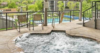 Charming 2BR/2BA Snowmass Condo with Shared Hot Tub