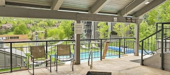 Charming 2BR/2BA Snowmass Condo with Shared Hot Tub