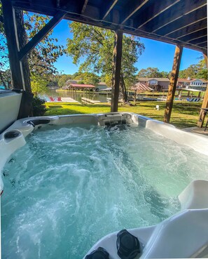Outdoor spa tub - Beautiful Home Right On Lake Hamilton!  HOT TUB! Covered Boat Slip! Waterfall!! (Hot Springs)