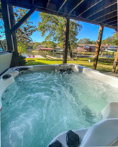 Beautiful Home Right On Lake Hamilton!  HOT TUB! Covered Boat Slip! Waterfall!!