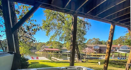Beautiful Home Right On Lake Hamilton! HOT TUB! Covered Boat Slip! Waterfall!!