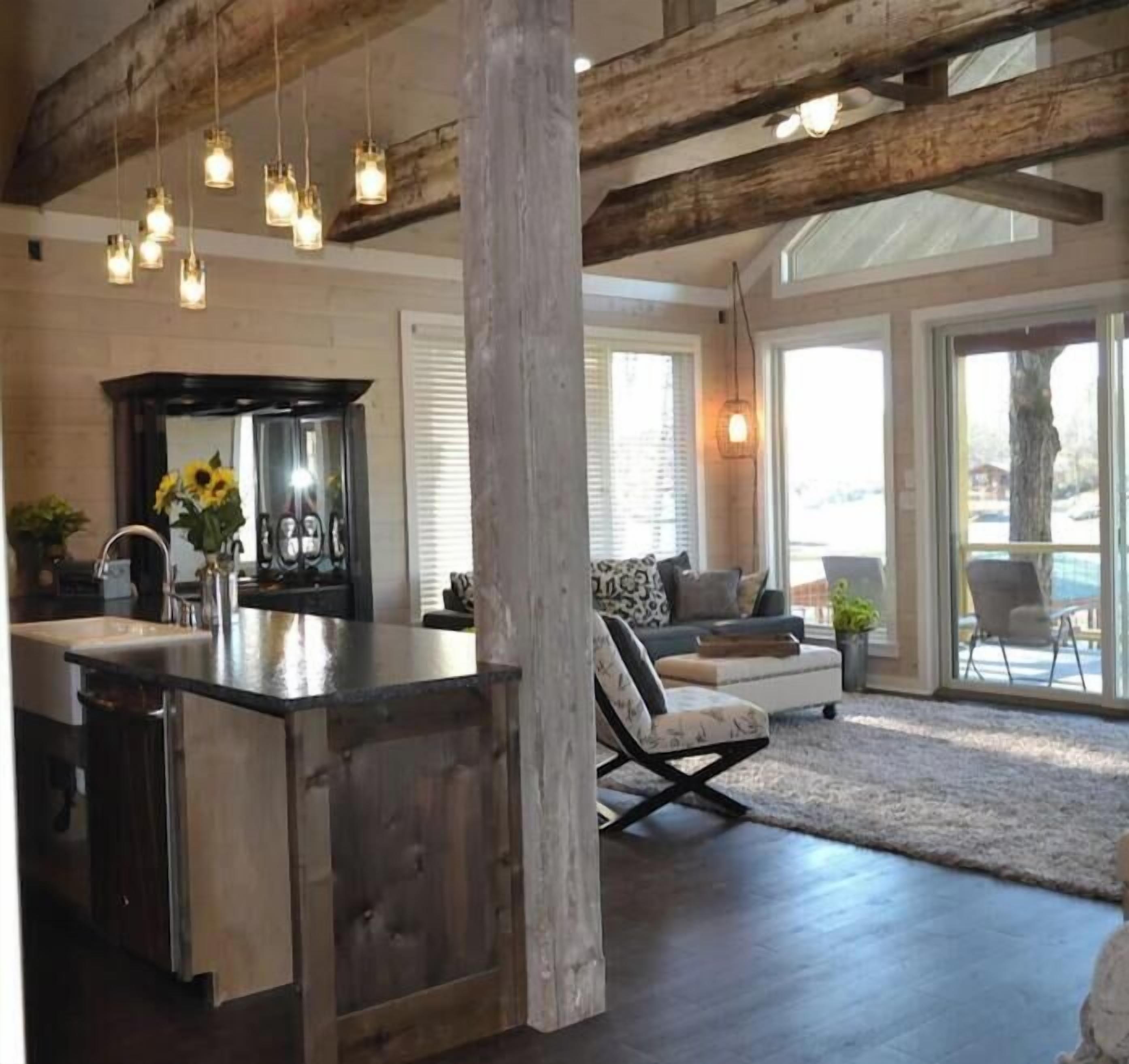 Beautiful Home Right On Lake Hamilton!  Hot Tub! Covered Boat Slip! Waterfall!! - Hot Springs