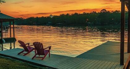 Beautiful Home Right On Lake Hamilton! HOT TUB! Covered Boat Slip! Waterfall!!