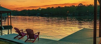 Beautiful Home Right On Lake Hamilton! HOT TUB! Covered Boat Slip! Waterfall!!