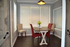 Dining - Beautiful Home Right On Lake Hamilton!  HOT TUB! Covered Boat Slip! Waterfall!! (Hot Springs)