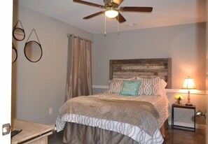 5 bedrooms, desk, iron/ironing board, free WiFi - Beautiful Home Right On Lake Hamilton!  HOT TUB! Covered Boat Slip! Waterfall!! (Hot Springs)