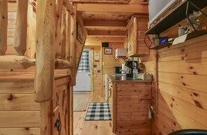 Refrigerador, microondas, cafetera y tetera y tetera eléctrica 