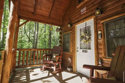 cabin in Hocking Hills  Wifi, Walking Trail , close to  Oldman cave attraction.