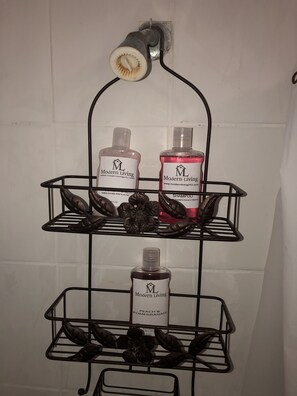 Dusche, HandtĂŒcher, Seife, Toilettenpapier