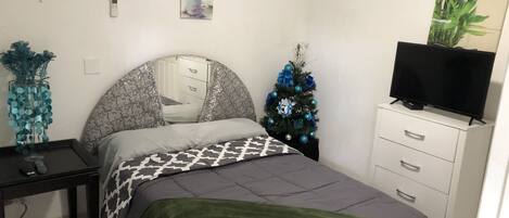1 habitación, tabla de planchar con plancha, wifi gratis y ropa de cama