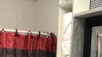 Dusche, Handtücher, Seife, Toilettenpapier