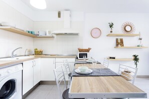 Microondas, placa de cocina, cafetera o tetera y utensilios de cocina