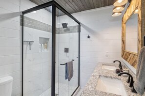 Combined shower/bathtub, hair dryer - Lakefront Private Cabin (Gravois Mills)