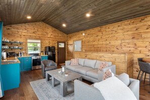 TV - Lakefront Private Cabin (Gravois Mills)