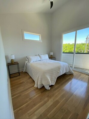 3 bedrooms, desk, iron/ironing board, travel cot