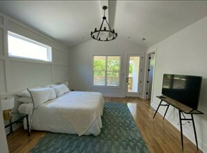 3 bedrooms, desk, iron/ironing board, travel crib