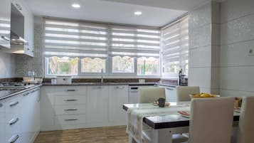 Villa | Cocina privada | Refrigerador, microondas, horno y parrilla de estufa