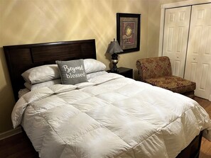 2 bedrooms, iron/ironing board, free WiFi, bed sheets - Mardi Gras Central, 1 Block to River Center, Minutes to LSU (Baton Rouge)