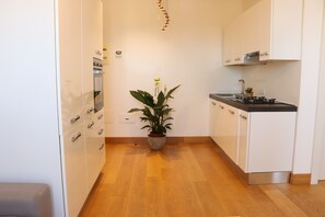 Frigorifero, forno, piano cottura, lavastoviglie