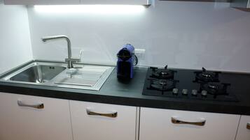 Frigorifero, forno, piano cottura, lavastoviglie