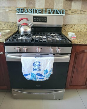 Fridge, microwave, oven, stovetop - Villa with Private Beach (Salem)