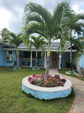 Property grounds - Villa with Private Beach (Salem)